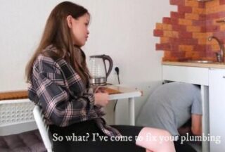 Russian chick gave a blowjob to a plumber so as not to pay money