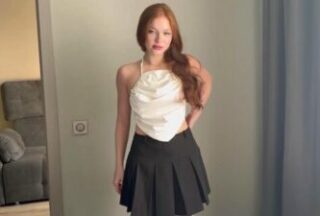 The redhead took her boyfriend’s strong trunk in her mouth in the morning