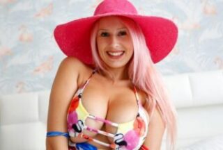 A girl with big tits doesn’t mind being seduced