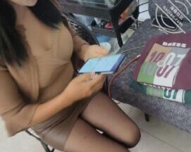 My mother can’t control herself when faced with a black stocking hip skirt all day long