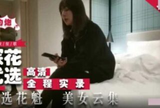 A good-looking, pure and part-time young lady twists and turns in the Guanyin lotus position