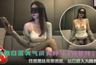 High-quality white, rich and beautiful goddess with sexy black stockings, temptation, standing behind a big cock and creampie