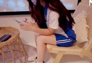 My sister’s classmate lent me 5,000 yuan to buy a mobile phone and I couldn’t afford the money to repay it with my body.