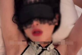 At Night, The Famous Lady’S Wife Turned Into A Prostitute And A Socialite, Wearing A Cheongsam And Looking In The Mirror