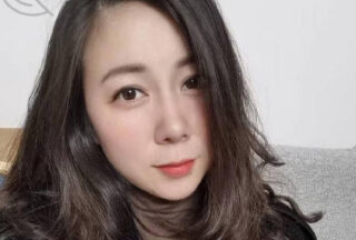 My cousin squeezed her breasts a little harder, as they were full and soft like white jade pears.