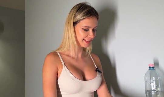 A Sporty Beauty In Leggings Is Ready For A Hot Sex Workout.