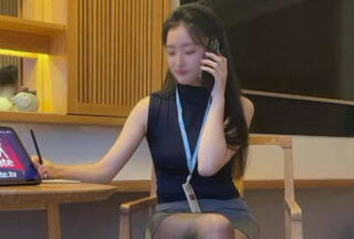 The virgin secretary, depraved and chaste, is filled with a penis and experiences her first taste of lust – Xiao Mei, a broadcasting major.