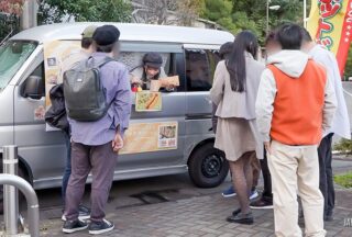 SGKI-081 Popular AV Actresses Take On The Challenge! Sell Hot Dogs While Squirting Inside A Sleazy Food Stall! Yuika Onosaka Tsubomi Mochizuki