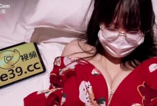 Banana Show xjx663, a kimono-clad tea ceremony master, proactively upgraded her services to retain customers.