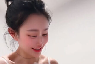tide Mengyao puts urine in a wine glass and drinks it—she knows how to enjoy it!