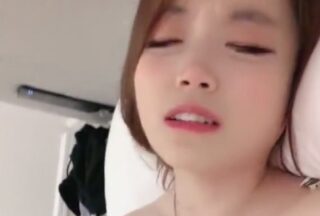 A young female student, seemingly innocent and lustful, livestreamed herself having sex with a senior student; her vagina was incredibly tender.
